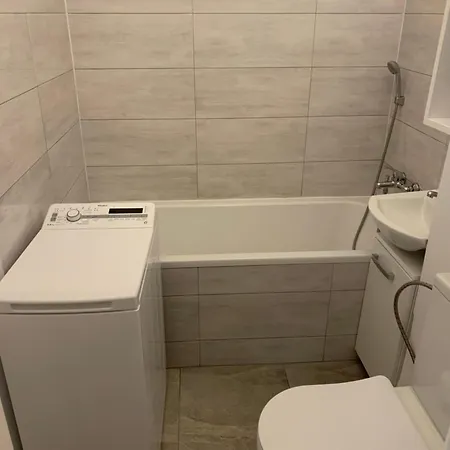 Your 4 - With Free Parking Apartmán